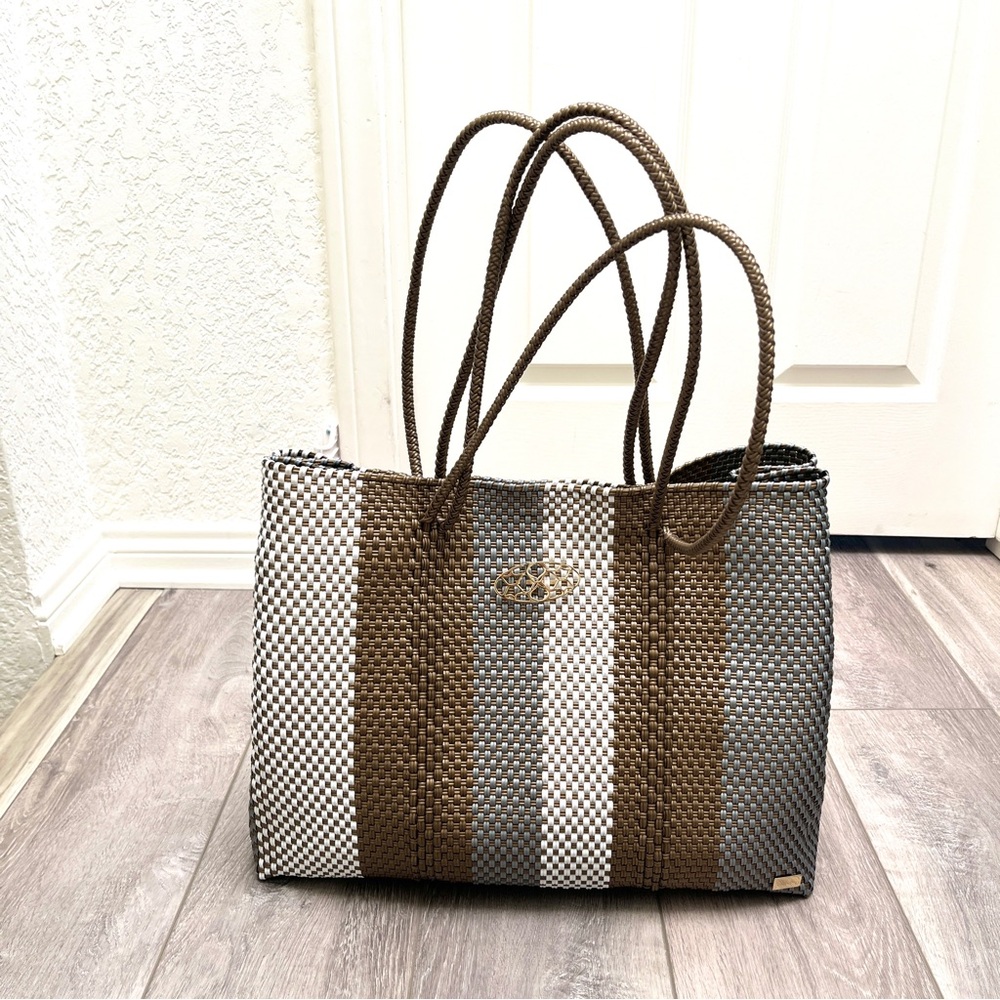 Lola’s Bag woven Tote and Clutch bag inside